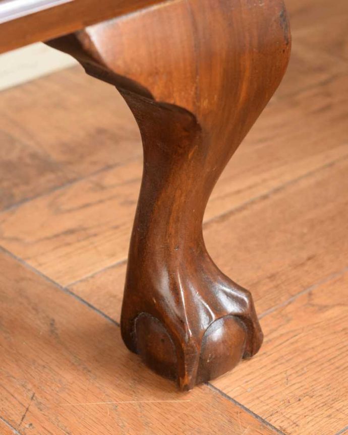 アンティークのキャビネット　アンティーク家具　アンティークの収納家具、たっぷり入る優雅なデザインのガラスキャビネット　。女性１人でもラクに運べちゃうヒミツHandleのアンティークは、脚の裏にフェルトキーパーをお付けしているので、大きな家具でも床を滑らせれば女性でも簡単に移動することが出来ます。(q-1957-f)