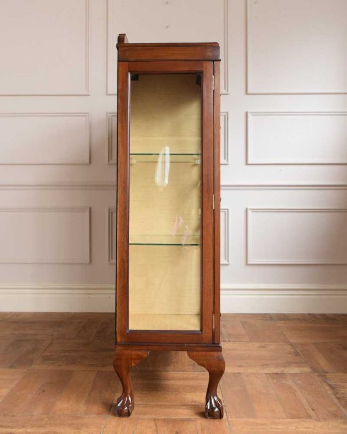 アンティークのキャビネット　アンティーク家具　アンティークの収納家具、たっぷり入る優雅なデザインのガラスキャビネット　。横から見ても素敵なんですもちろん横もキレイに仕上げていますので、どこから見ても美しいです。(q-1957-f)