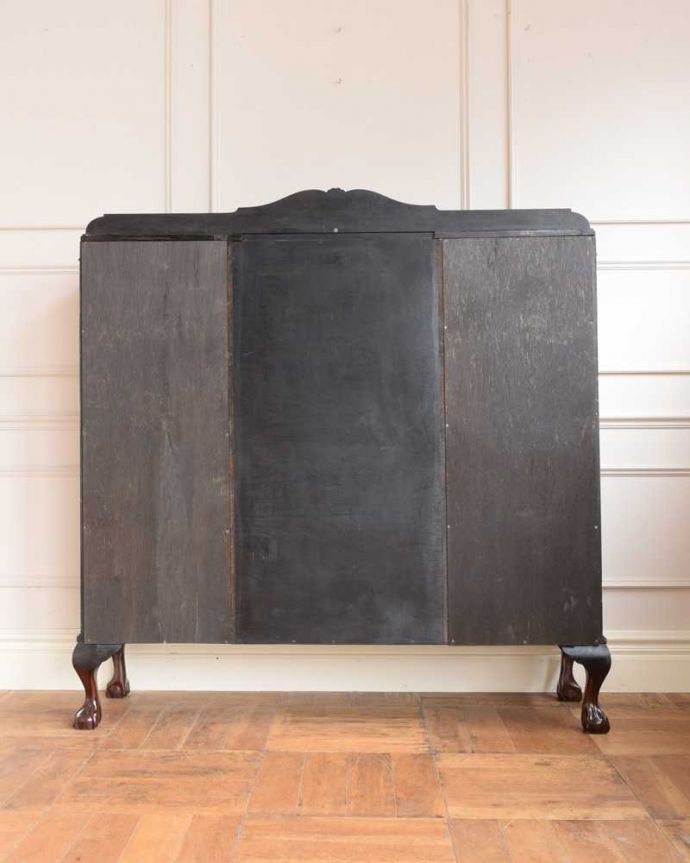 アンティークのキャビネット　アンティーク家具　アンティークの収納家具、たっぷり入る優雅なデザインのガラスキャビネット　。後ろ姿もキレイなんですアンティークは新品ではないので、経年変化によるキズはありますが、専門の職人がキレイにお直しをしているので、後姿にも自信があります。(q-1957-f)