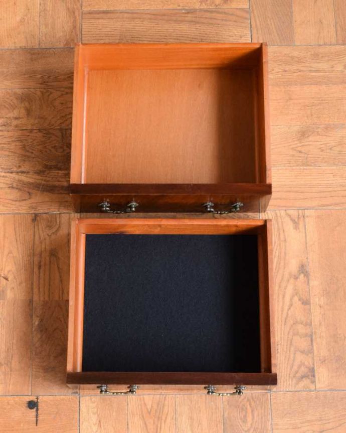 アンティークのキャビネット　アンティーク家具　アンティークの収納家具、たっぷり入る優雅なデザインのガラスキャビネット　。引き出しの中もキレイですちょっとした引き出しはとっても便利に使えます。(q-1957-f)