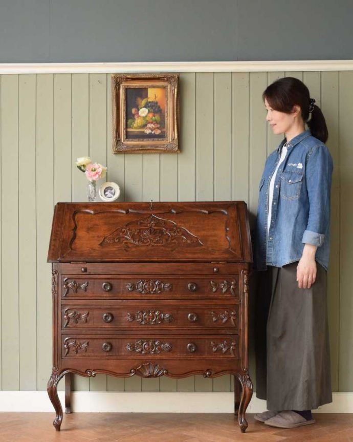ビューロー アンティーク家具 フランスで見つけたアンティーク家具、優雅なスタイルのライティングビューロー。優雅な気分が過ごせる大人のビューローフランスらしく美しい彫り。(q-1958-f)