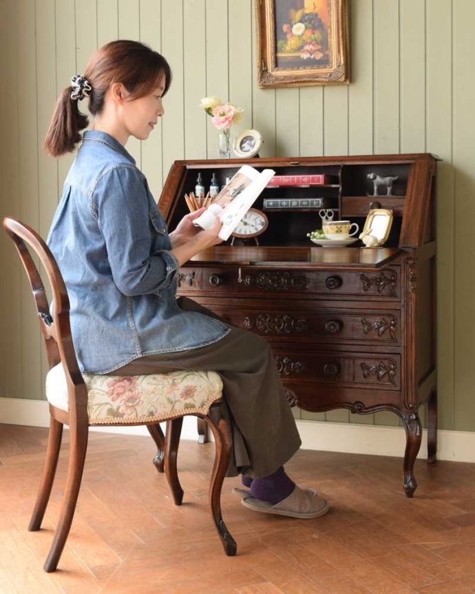 ビューロー アンティーク家具 フランスで見つけたアンティーク家具、優雅なスタイルのライティングビューロー。あっという間に大人のデスク扉を前に倒すとデスクが登場。(q-1958-f)