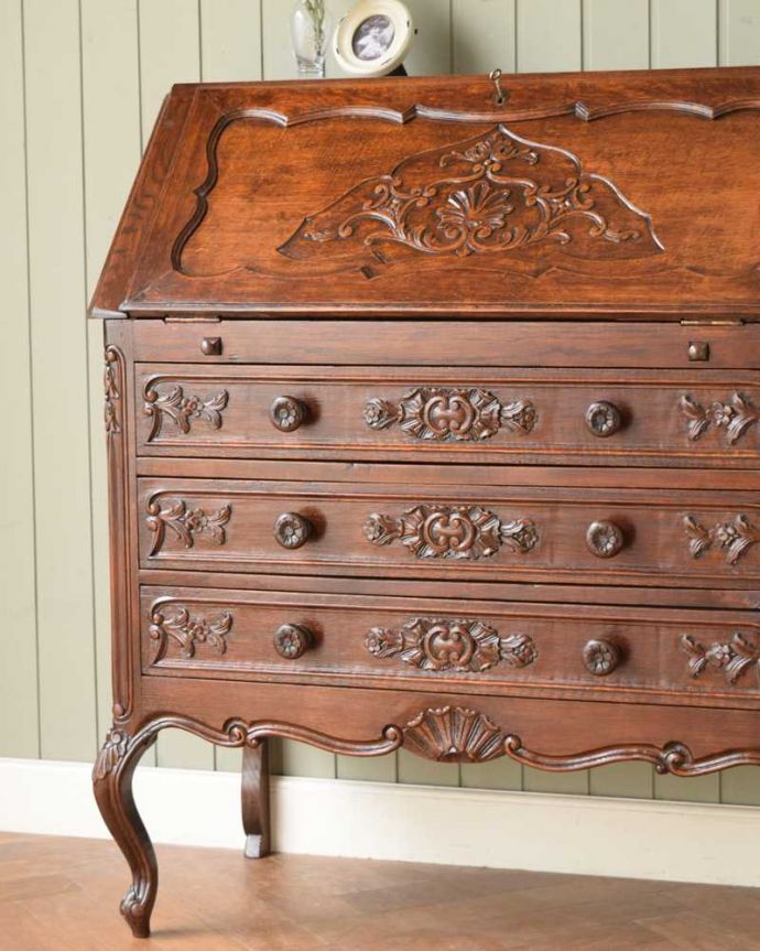 ビューロー アンティーク家具 フランスで見つけたアンティーク家具、優雅なスタイルのライティングビューロー。フランスらしい彫りの美しさにうっとりやっぱり自慢は惚れ惚れしちゃう彫り。(q-1958-f)