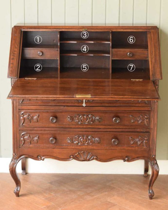 ビューロー アンティーク家具 フランスで見つけたアンティーク家具、優雅なスタイルのライティングビューロー。お片付け上手になっちゃう仕切り細々としたものがキレイに収納できるように細かく仕切られているので、いろんなものをスッキリ片付けられます。(q-1958-f)