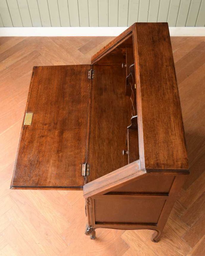 ビューロー アンティーク家具 フランスで見つけたアンティーク家具、優雅なスタイルのライティングビューロー。デスクの天板もキレイです気になるデスクの天板も専門の職人がキレイに仕上げました。(q-1958-f)