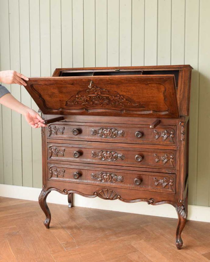 ビューロー アンティーク家具 フランスで見つけたアンティーク家具、優雅なスタイルのライティングビューロー。あっという間にデスクが登場フラップ扉を前に倒すだけで、あっという間にデスクになります。(q-1958-f)