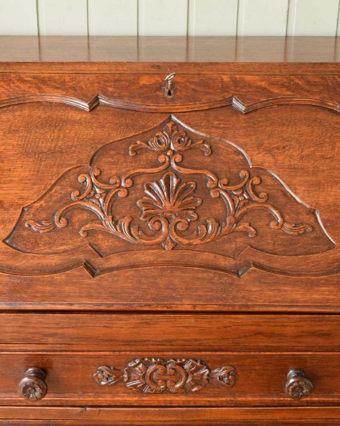 ビューロー アンティーク家具 フランスで見つけたアンティーク家具、優雅なスタイルのライティングビューロー。惚れ惚れしちゃう美しさこんなに堅い無垢材に一体どうやって彫ったんだろう?と不思議になるくらい細かい彫にうっとりです。(q-1958-f)