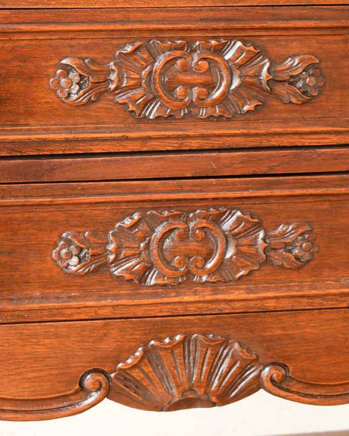 ビューロー アンティーク家具 フランスで見つけたアンティーク家具、優雅なスタイルのライティングビューロー。いろんな場所にこだわり彫のデザインもいろいろです。(q-1958-f)