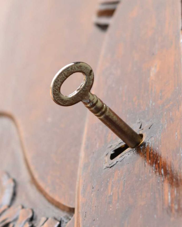 ビューロー アンティーク家具 フランスで見つけたアンティーク家具、優雅なスタイルのライティングビューロー。鍵を使って開けてみましょうアンティークの鍵が付いています。(q-1958-f)