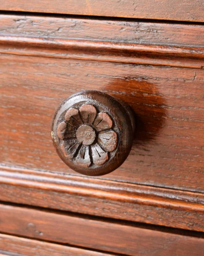 ビューロー アンティーク家具 フランスで見つけたアンティーク家具、優雅なスタイルのライティングビューロー。アンティークらしい取っ手取っ手にもこだわりが感じられます。(q-1958-f)