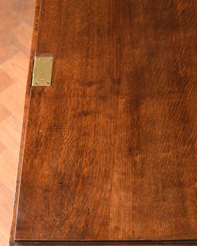 ビューロー アンティーク家具 フランスで見つけたアンティーク家具、優雅なスタイルのライティングビューロー。デスク部分を近くで見てみるとこんな感じでキレイにお直ししてあります。(q-1958-f)