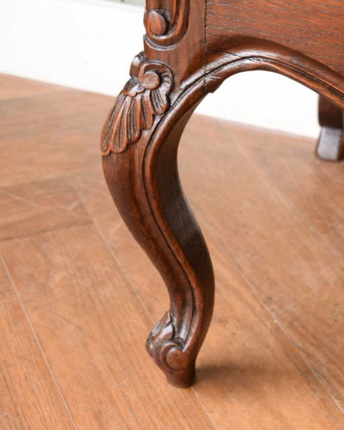 ビューロー アンティーク家具 フランスで見つけたアンティーク家具、優雅なスタイルのライティングビューロー。女性1人でラクラ運べちゃうんですHandleのアンティークは、脚の裏にフェルトキーパーをお付けしています。(q-1958-f)