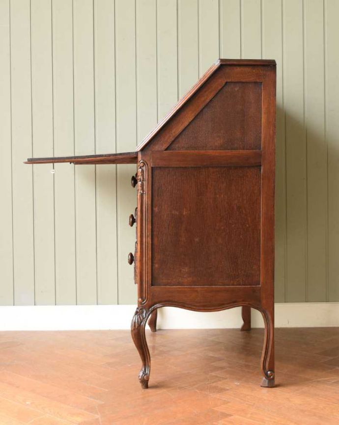 ビューロー アンティーク家具 フランスで見つけたアンティーク家具、優雅なスタイルのライティングビューロー。横から見ても素敵なんですもちろん横顔もフランス家具らしい美しさ。(q-1958-f)