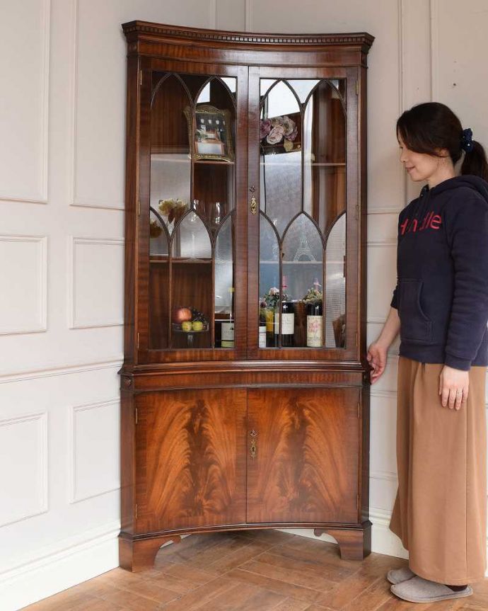 アンティークのキャビネット　アンティーク家具　お部屋の角から美しく彩ってくれる英国のアンティーク家具、コーナーガラスキャビネット。お部屋を角から格上げしてくれますインテリアの素敵な国から来た家具は使い方も美しい･･･お部屋の角から華やかな雰囲気を作ってくれます。(q-1959-f)