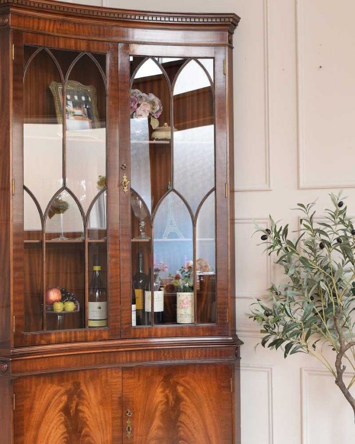 アンティークのキャビネット　アンティーク家具　お部屋の角から美しく彩ってくれる英国のアンティーク家具、コーナーガラスキャビネット。お部屋の角にピタッと収まる飾り棚お部屋の角にピッタリ収まっちゃうから、どこでも使える便利なコーナーキャビネット。(q-1959-f)