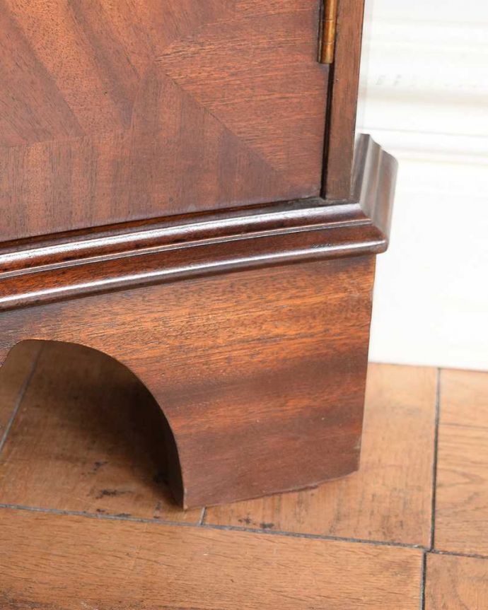 アンティークのキャビネット　アンティーク家具　お部屋の角から美しく彩ってくれる英国のアンティーク家具、コーナーガラスキャビネット。女性１人でラクラク運べちゃうんですHandleのアンティークは、脚の裏にフェルトキーパーをお付けしています。(q-1959-f)