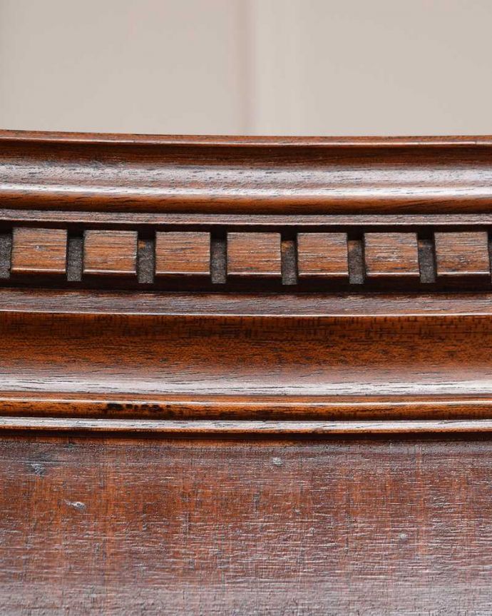 アンティークのキャビネット　アンティーク家具　お部屋の角から美しく彩ってくれる英国のアンティーク家具、コーナーガラスキャビネット。いろんな場所にこだわり彫のデザインもいろいろです。(q-1959-f)