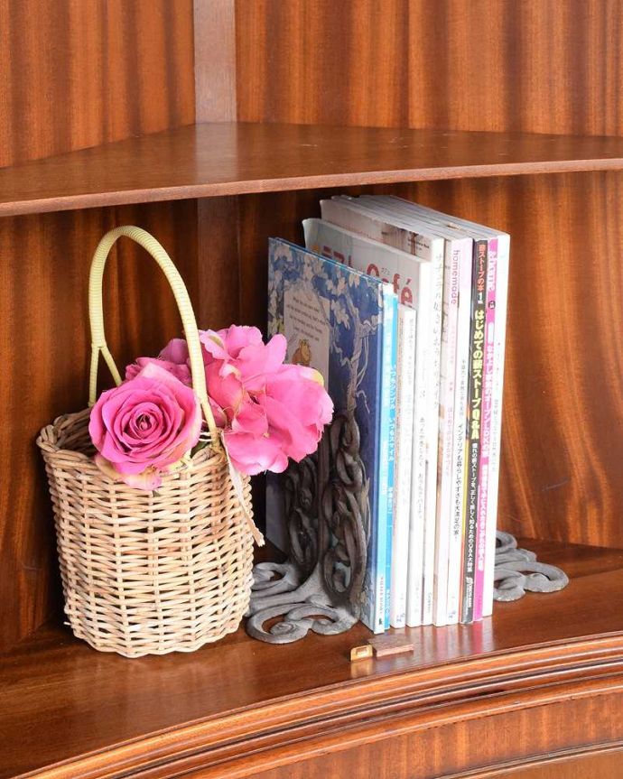 アンティークのキャビネット　アンティーク家具　お部屋の角から美しく彩ってくれる英国のアンティーク家具、コーナーガラスキャビネット。扉の中は収納たっぷりA4サイズの雑誌までしっかり収納出来ちゃう大きさ。(q-1959-f)