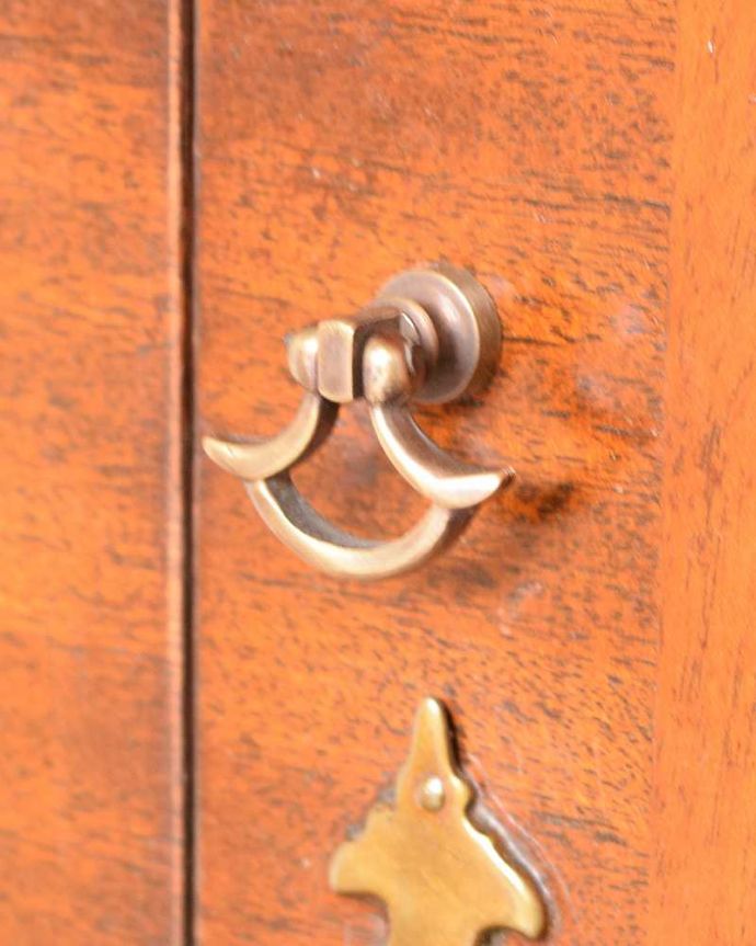 アンティークのキャビネット　アンティーク家具　お部屋の角から美しく彩ってくれる英国のアンティーク家具、コーナーガラスキャビネット。開ける度にワクワク取っ手だけを見ても現代の家具より質感がいいのがわかります。(q-1959-f)