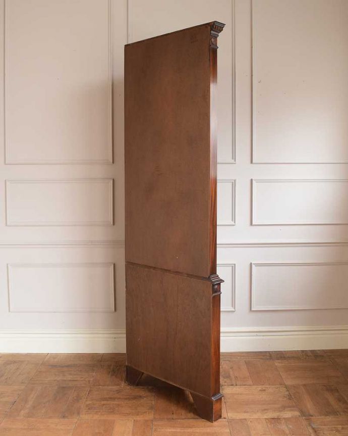 アンティークのキャビネット　アンティーク家具　お部屋の角から美しく彩ってくれる英国のアンティーク家具、コーナーガラスキャビネット。横から見ると、こんな感じ壁にピタッと収まる部分は三角形になっています。(q-1959-f)