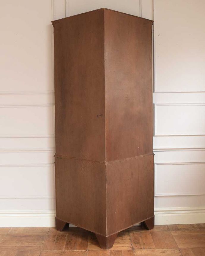 アンティークのキャビネット　アンティーク家具　お部屋の角から美しく彩ってくれる英国のアンティーク家具、コーナーガラスキャビネット。壁で見えないけれど、後ろ姿もキレイです見えない部分もきちんと修復しているので、キレイに仕上がっています。(q-1959-f)