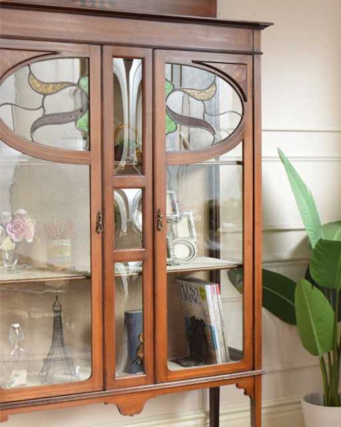 アンティークのキャビネット アンティーク家具 象嵌もステンドグラスも入ったアールヌーヴォースタイルのガラスキャビネット。まずはステンドグラスを楽しみましょう現代のように機械が発達していない時代に作られたステンドグラス。(q-1960-f)