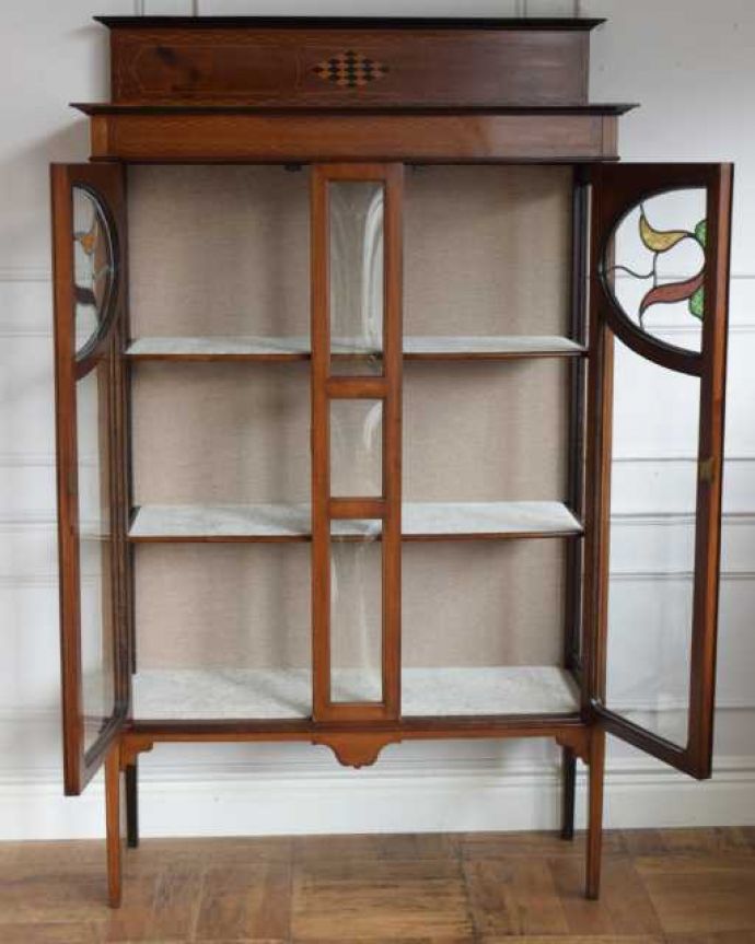 アンティークのキャビネット アンティーク家具 象嵌もステンドグラスも入ったアールヌーヴォースタイルのガラスキャビネット。扉を開けてみると・・・職人がキレイに修復して、背板も新しい生地に張替えました。(q-1960-f)