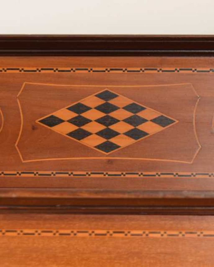 アンティークのキャビネット アンティーク家具 象嵌もステンドグラスも入ったアールヌーヴォースタイルのガラスキャビネット。職人技が光っています。(q-1960-f)