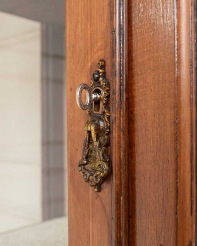 アンティークのキャビネット アンティーク家具 象嵌もステンドグラスも入ったアールヌーヴォースタイルのガラスキャビネット。鍵を使って開けて下さいおとぎ話から出てきたような可愛いアンティークの鍵で開け閉め出来ます。(q-1960-f)