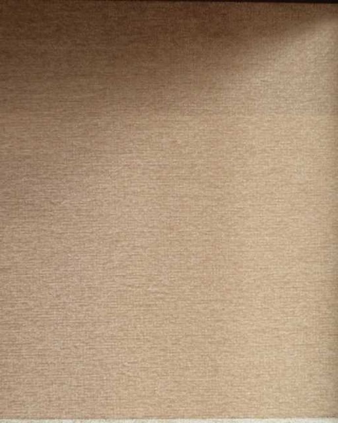 アンティークのキャビネット アンティーク家具 象嵌もステンドグラスも入ったアールヌーヴォースタイルのガラスキャビネット。新しい生地で張り替えましたキャビネットの表情に合わせて新しい背板の生地を選びました。(q-1960-f)