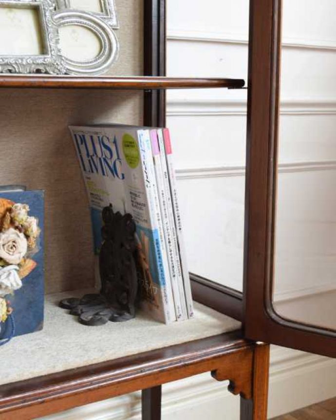 アンティークのキャビネット アンティーク家具 象嵌もステンドグラスも入ったアールヌーヴォースタイルのガラスキャビネット。扉の中は収納たっぷりA4サイズの雑誌までしっかり収納出来ちゃう大きさ。(q-1960-f)