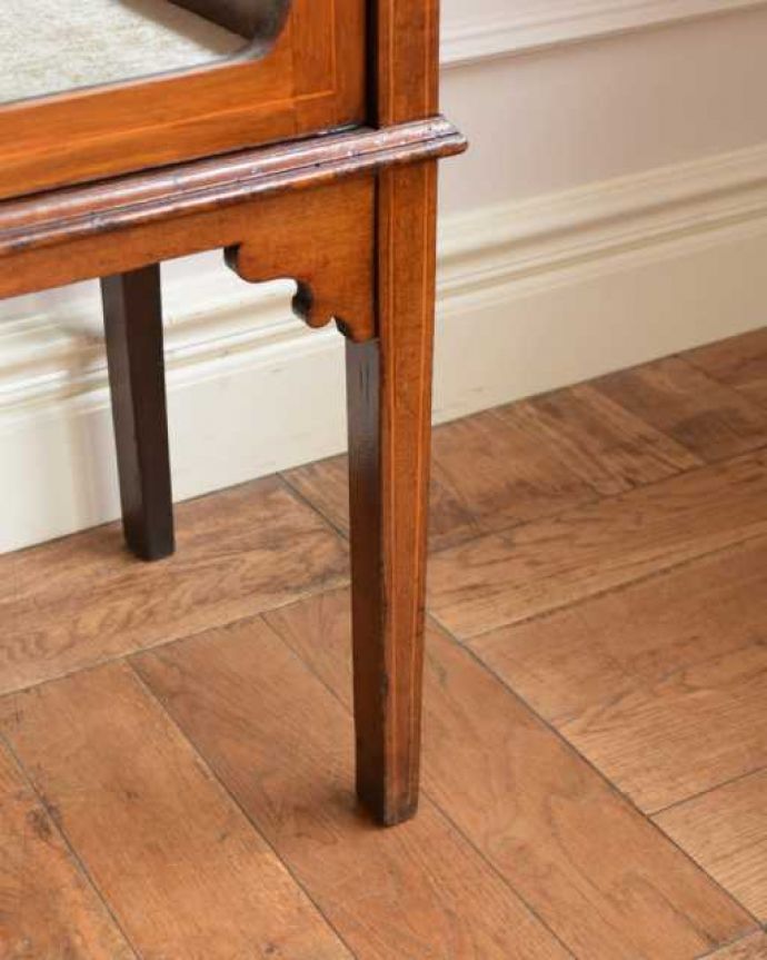 アンティークのキャビネット アンティーク家具 象嵌もステンドグラスも入ったアールヌーヴォースタイルのガラスキャビネット。女性1人でラクラク運べちゃうんですHandleのアンティークは、脚の裏にフェルトキーパーをお付けしています。(q-1960-f)