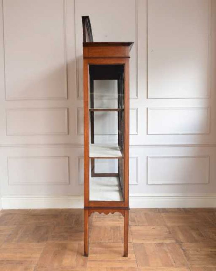 アンティークのキャビネット アンティーク家具 象嵌もステンドグラスも入ったアールヌーヴォースタイルのガラスキャビネット。横から見ても素敵なんです三方向がガラスのキャビネット。(q-1960-f)