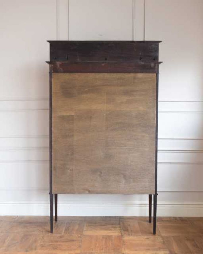 アンティークのキャビネット アンティーク家具 象嵌もステンドグラスも入ったアールヌーヴォースタイルのガラスキャビネット。後ろ姿も美しいですアンティークは新品ではないので、経年変化によるキズはありますが、専門の職人がしっかり修復したので後姿もキレイです。(q-1960-f)