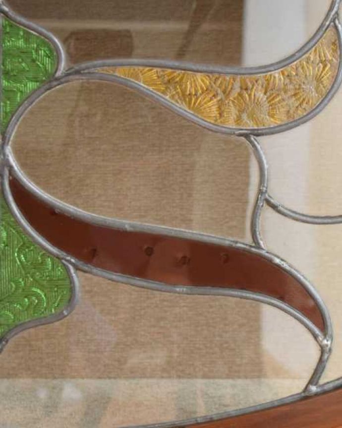 アンティークのキャビネット アンティーク家具 象嵌もステンドグラスも入ったアールヌーヴォースタイルのガラスキャビネット。アンティークのガラスの美しさガラスも古いアンティークのステンドグラスは独特の雰囲気が魅力。(q-1960-f)