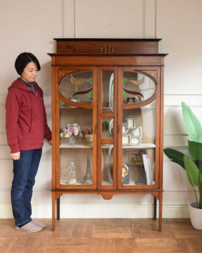 アンティークのキャビネット アンティーク家具 象嵌もステンドグラスも入ったアールヌーヴォースタイルのガラスキャビネット。ステンドグラスの扉が美しいキャビネット扉がステンドグラスになっているから、キャビネットとステンドグラスの両方を一気に手に入れることが出来ちゃうんです。(q-1960-f)