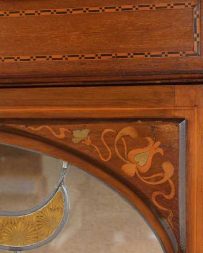 アンティークのキャビネット アンティーク家具 象嵌もステンドグラスも入ったアールヌーヴォースタイルのガラスキャビネット。ここの彫も最上級の美しさいろんな部分の美しさが重なり合って、最上級の美しさを醸し出してくれます。(q-1960-f)