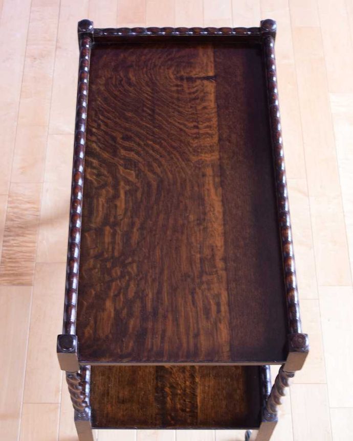 アンティークのワゴン・トローリー アンティーク家具 アンティークのワゴン、どこでも移動が出来る便利な英国の家具(トロリー)。上から見るとこんな形です修復にもいろんな方法がありますが、Handleではこだわって仕上げています。(q-1961-f)