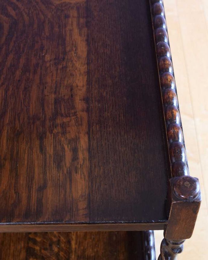 アンティークのワゴン・トローリー アンティーク家具 アンティークのワゴン、どこでも移動が出来る便利な英国の家具(トロリー)。近づいてみると・・・修復にもいろんな方法がありますが、Handleでは塗装にこだわって古い塗装を剥離して再塗装していますのでピカピカです。(q-1961-f)