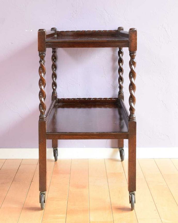 アンティークのワゴン・トローリー アンティーク家具 アンティークのワゴン、どこでも移動が出来る便利な英国の家具(トロリー)。キッチンだけじゃもったいない!アンティークのワゴンはデザインもキレイなので、キッチン用として使うだけじゃなく、家具としていろいろ使えます。(q-1961-f)