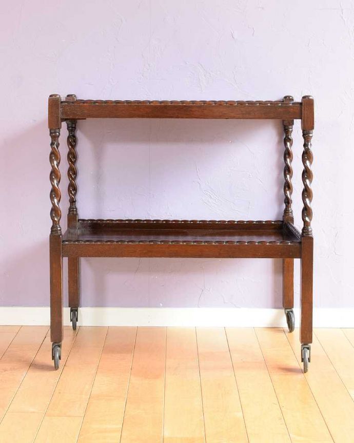 アンティークのワゴン・トローリー アンティーク家具 アンティークのワゴン、どこでも移動が出来る便利な英国の家具(トロリー)。360度、どこから見てもキレイアンティークは新品ではないので、もちろん経年変化によるキズはありますが、専門の職人がキレイにお直しをしているので、どの角度から見てもキレイです。(q-1961-f)