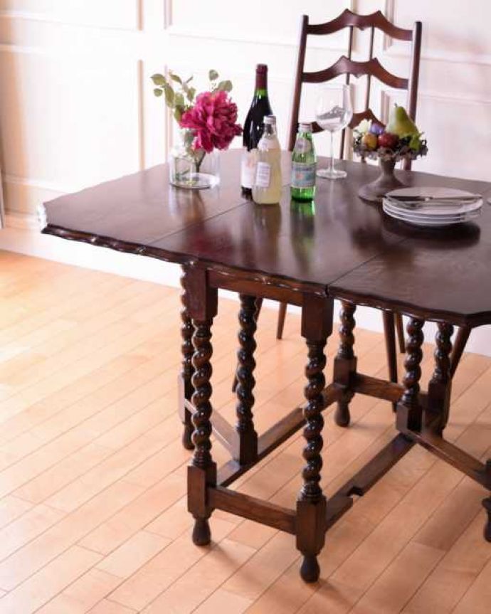 アンティークのテーブル アンティーク家具 伸張式のアンティーク英国家具、天板の縁どりも美しいゲートレッグテーブル。自慢はやっぱりゲート(門)のような脚まるでゲート(門)が開くような脚の形から名前が付けられたゲートレッグテーブル。(q-1962-f)