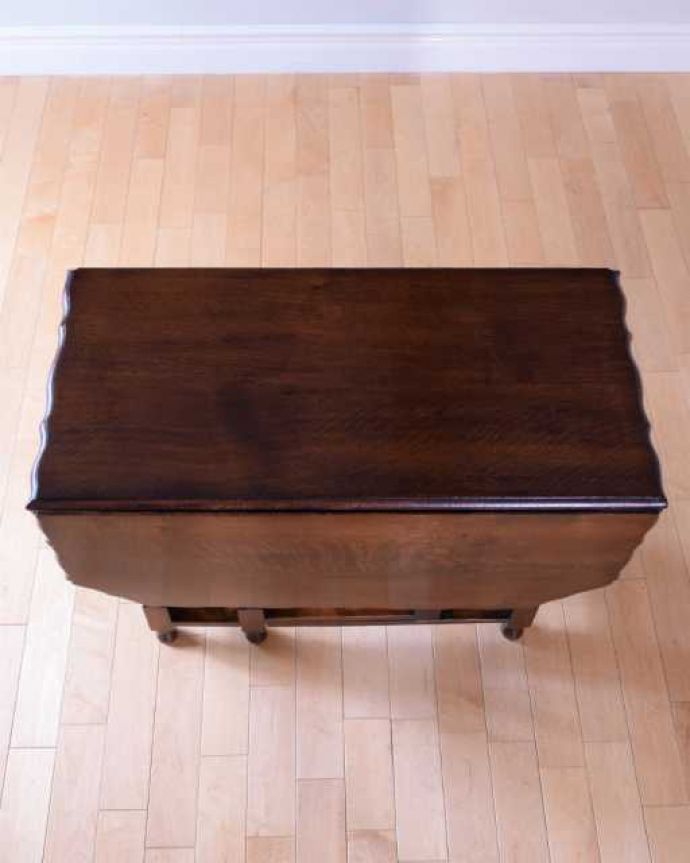 アンティークのテーブル アンティーク家具 伸張式のアンティーク英国家具、天板の縁どりも美しいゲートレッグテーブル。畳むとこんなにスリムなサイズリーフを閉じた状態のテーブルを上から見るとこんな感じ。(q-1962-f)