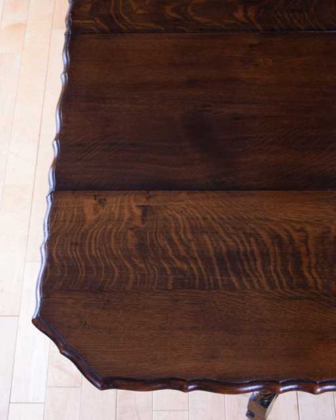 アンティークのテーブル アンティーク家具 伸張式のアンティーク英国家具、天板の縁どりも美しいゲートレッグテーブル。近づいて見てみると・・・時間と手間暇を掛けて職人が丁寧にお直しした天板は、木目も美しいんです。(q-1962-f)