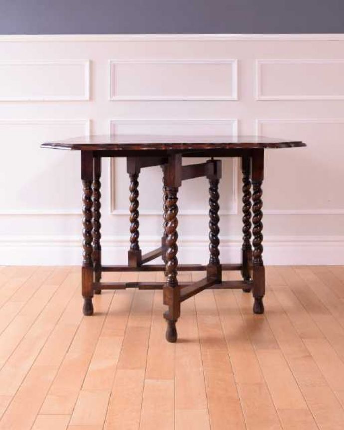 アンティークのテーブル アンティーク家具 伸張式のアンティーク英国家具、天板の縁どりも美しいゲートレッグテーブル。クルッと回転。(q-1962-f)