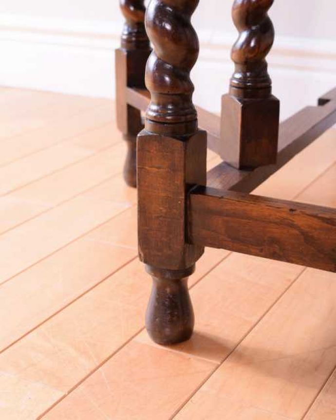 アンティークのテーブル アンティーク家具 伸張式のアンティーク英国家具、天板の縁どりも美しいゲートレッグテーブル。持ち上げなくても移動できます!Handleのアンティークは、脚の裏にフェルトキーパーをお付けしていますので、持ち上げなくても床を滑らせて移動させることが出来ます。(q-1962-f)