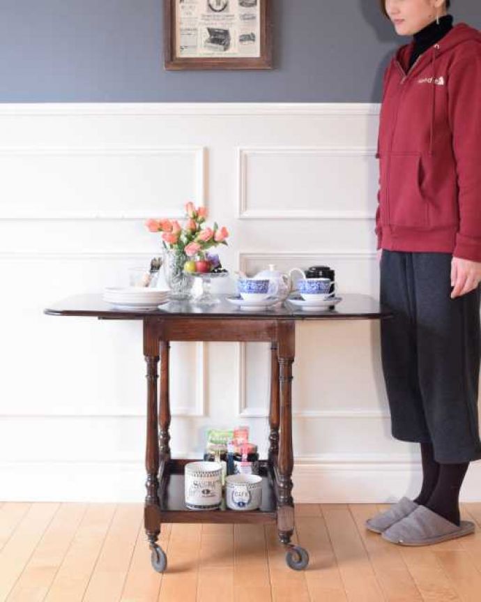 アンティークのワゴン・トローリー　アンティーク家具　英国のお洒落で便利なアンティーク家具、サイズが変わる伸張式のワゴン（トロリー） 。天板が大きくなっちゃう便利なトローリードロップリーフタイプになっているアンティークのトローリー。(q-1963-f)