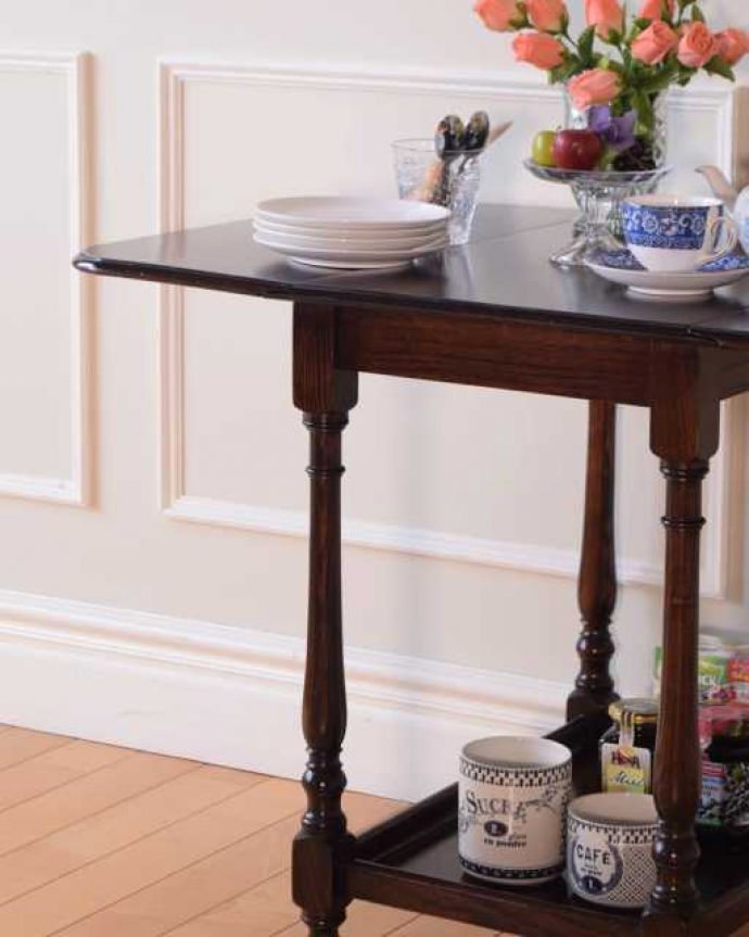 アンティークのワゴン・トローリー　アンティーク家具　英国のお洒落で便利なアンティーク家具、サイズが変わる伸張式のワゴン（トロリー） 。アンティークのワゴンは使い方が自由自在簡単に移動が出来るワゴン。(q-1963-f)