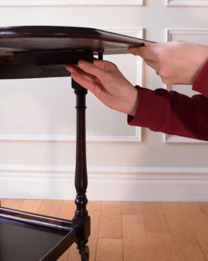 アンティークのワゴン・トローリー　アンティーク家具　英国のお洒落で便利なアンティーク家具、サイズが変わる伸張式のワゴン（トロリー） 。あっという間に大きくなります天板を持ち上げて下にあるバーを引っぱりだせば、あっという間に大きな作業台に。(q-1963-f)