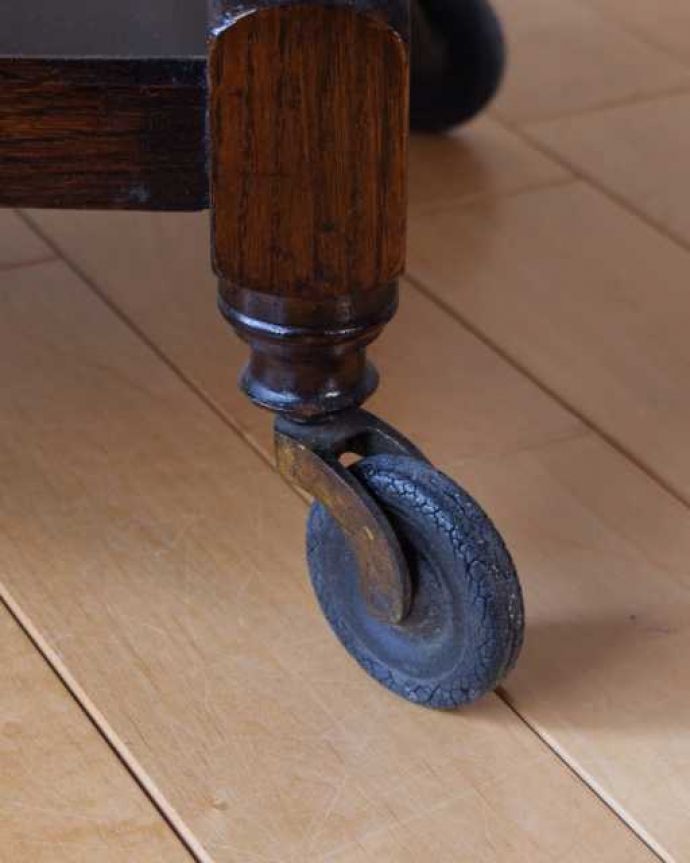 アンティークのワゴン・トローリー　アンティーク家具　英国のお洒落で便利なアンティーク家具、サイズが変わる伸張式のワゴン（トロリー） 。ちゃんと動きます脚先にはキャスターが。(q-1963-f)